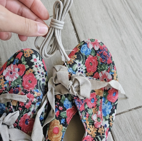 NEW🌸Floral Canvas Women's Shoes with Ribbon Laces - Picture 7 of 7